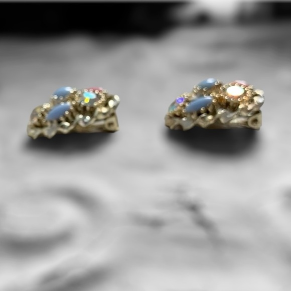 Vintage 60s Pastel Aurora Borealis Cluster Clip Earrings - Picture 6 of 8